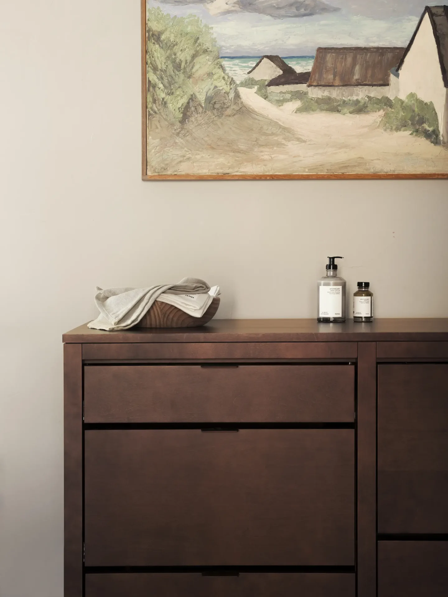 250616_framastudios_dressingroom_chestnut_b0004916-1_hr_lr2000