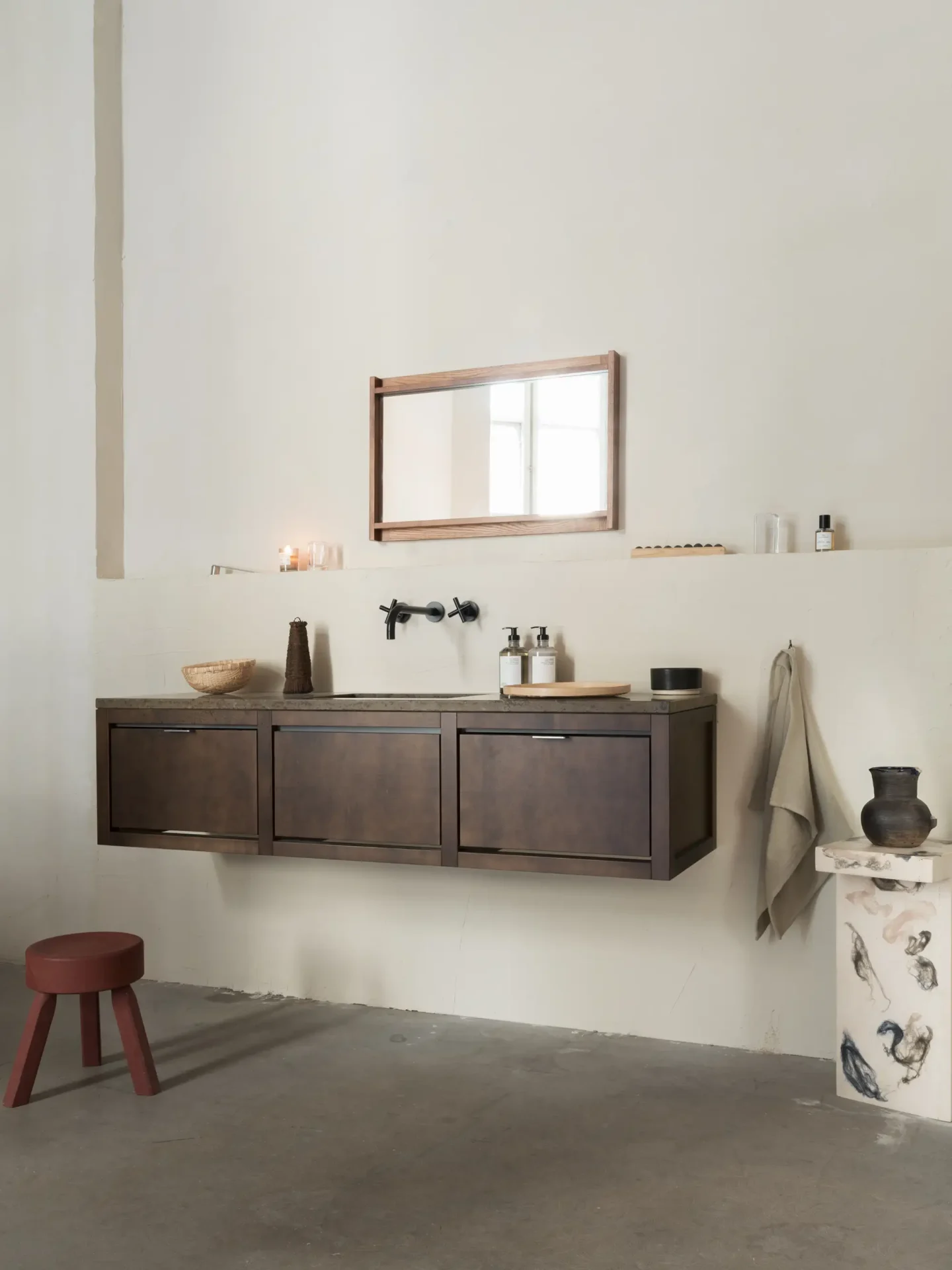 250616_framastudios_dressingroom_chestnut_b0004978-1_hr_lr2000