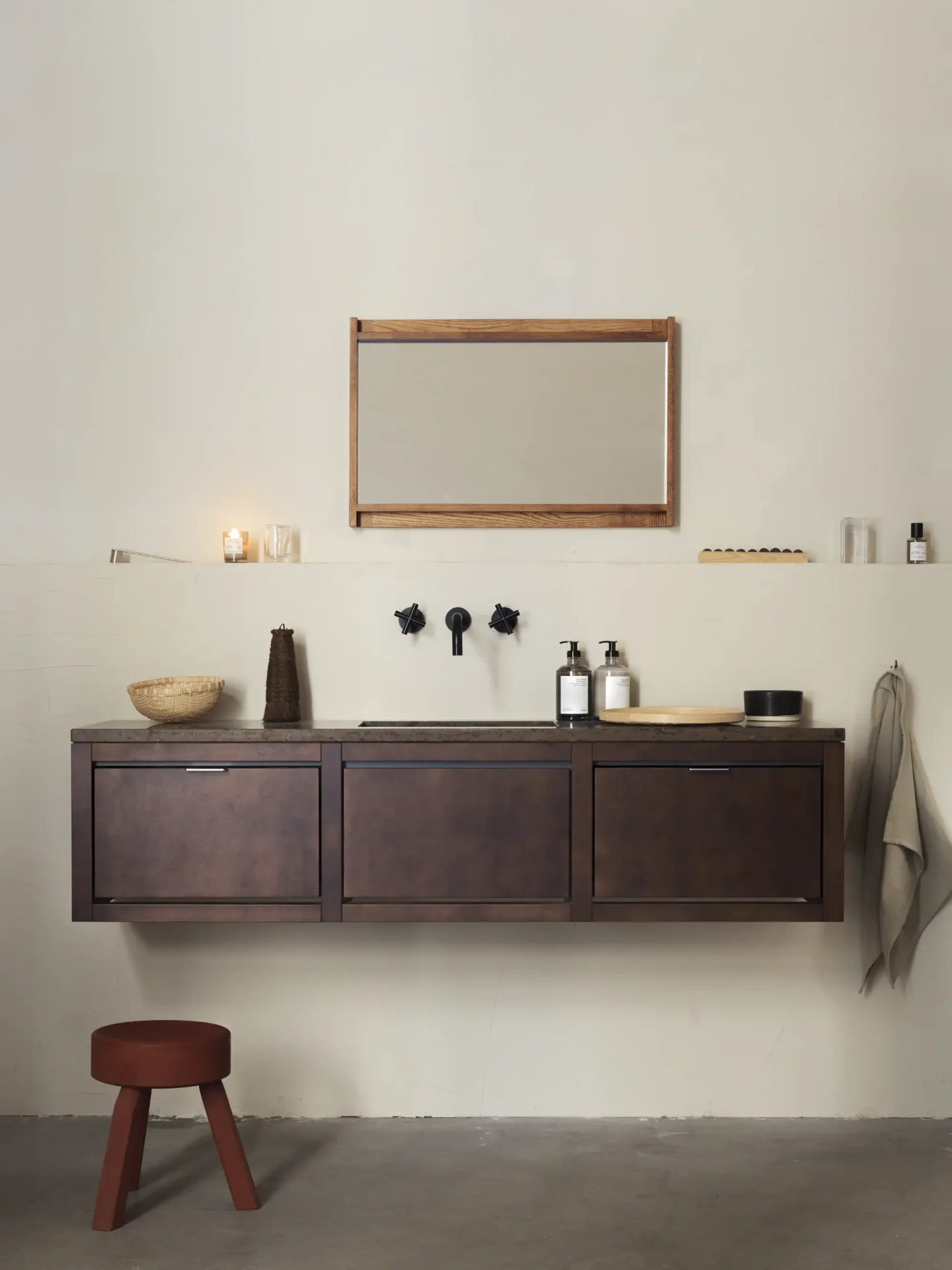 250616_framastudios_dressingroom_chestnut_b0004996-1_hr_lr2000