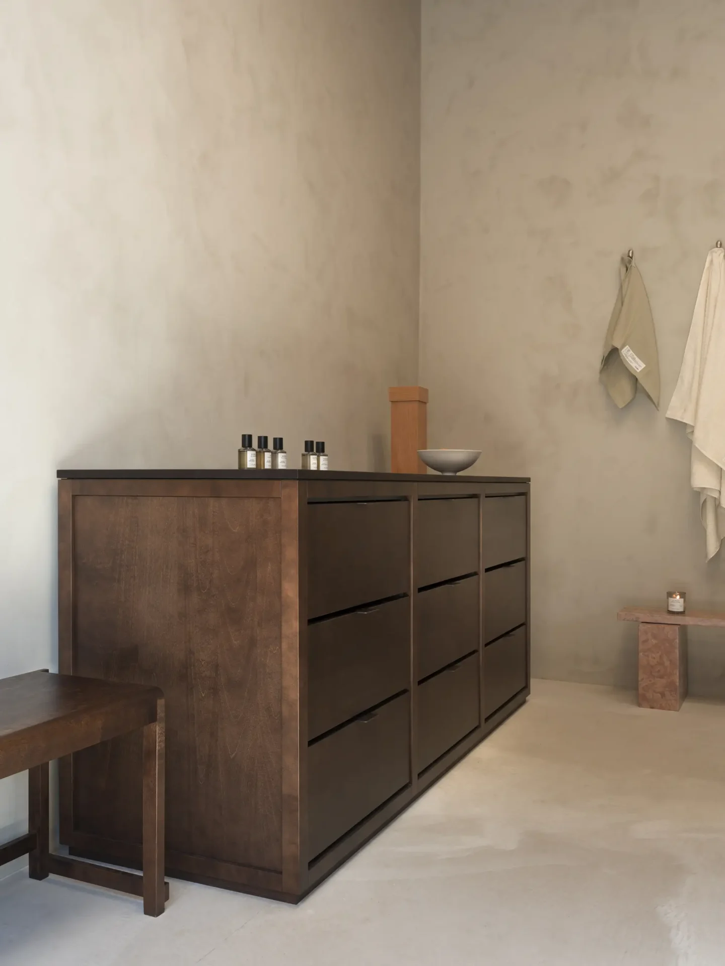 250616_framastudios_dressingroom_chestnut_b0005091-1_hr_lr2000